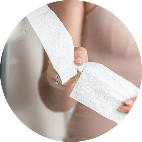 여성이 두루마리 휴지를 뜯는 사진