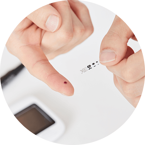 검지손가락에서 피를 추출해서 검사를 진행하는 사진