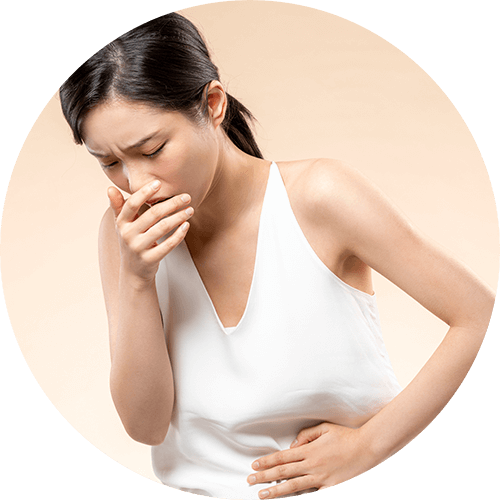 여성이 왼손으로 배를 감싸고 오른손으로 입을 막으며 고통스러워 사진