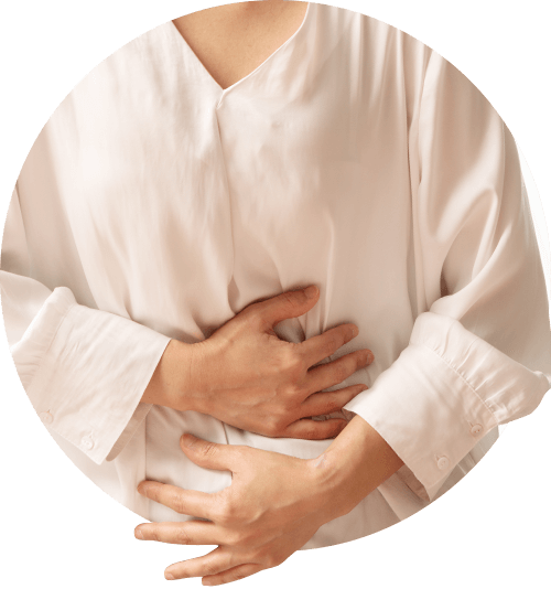 여성이 배를 움켜쥐고 고통스러워 하는 사진